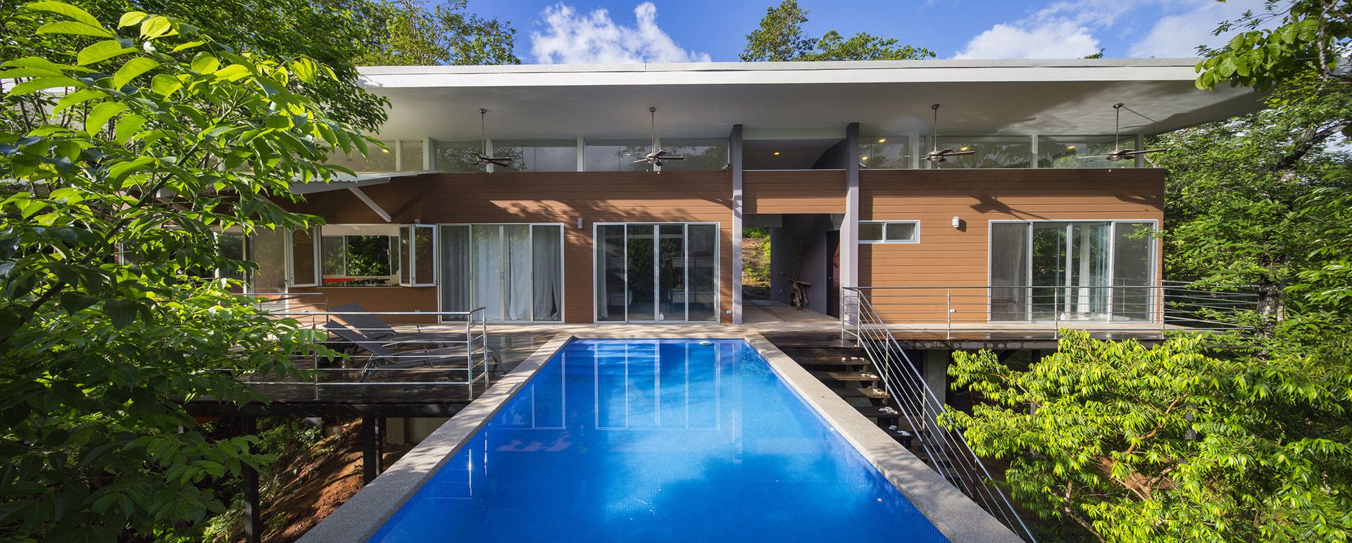 Villa suspendida con piscina