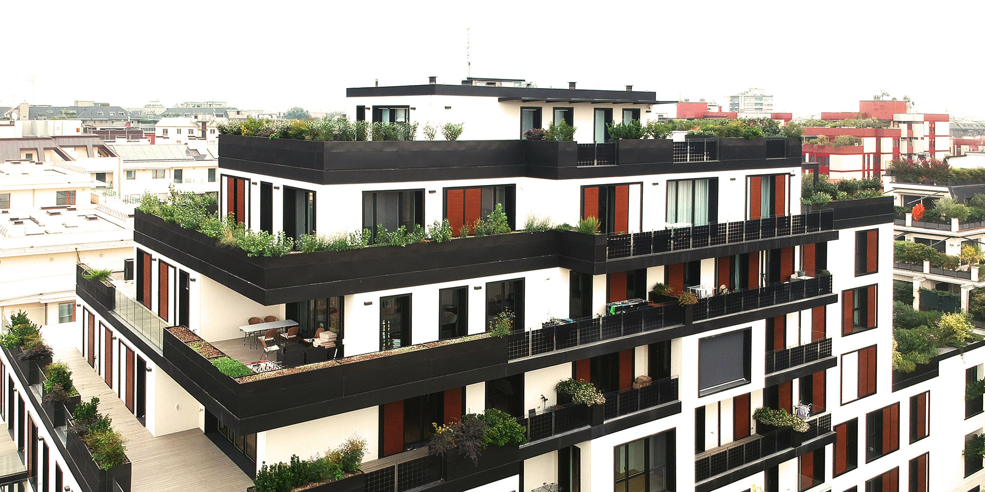 Balconi e scale vetrate. Dal progetto di riqualificazione alla realizzazione