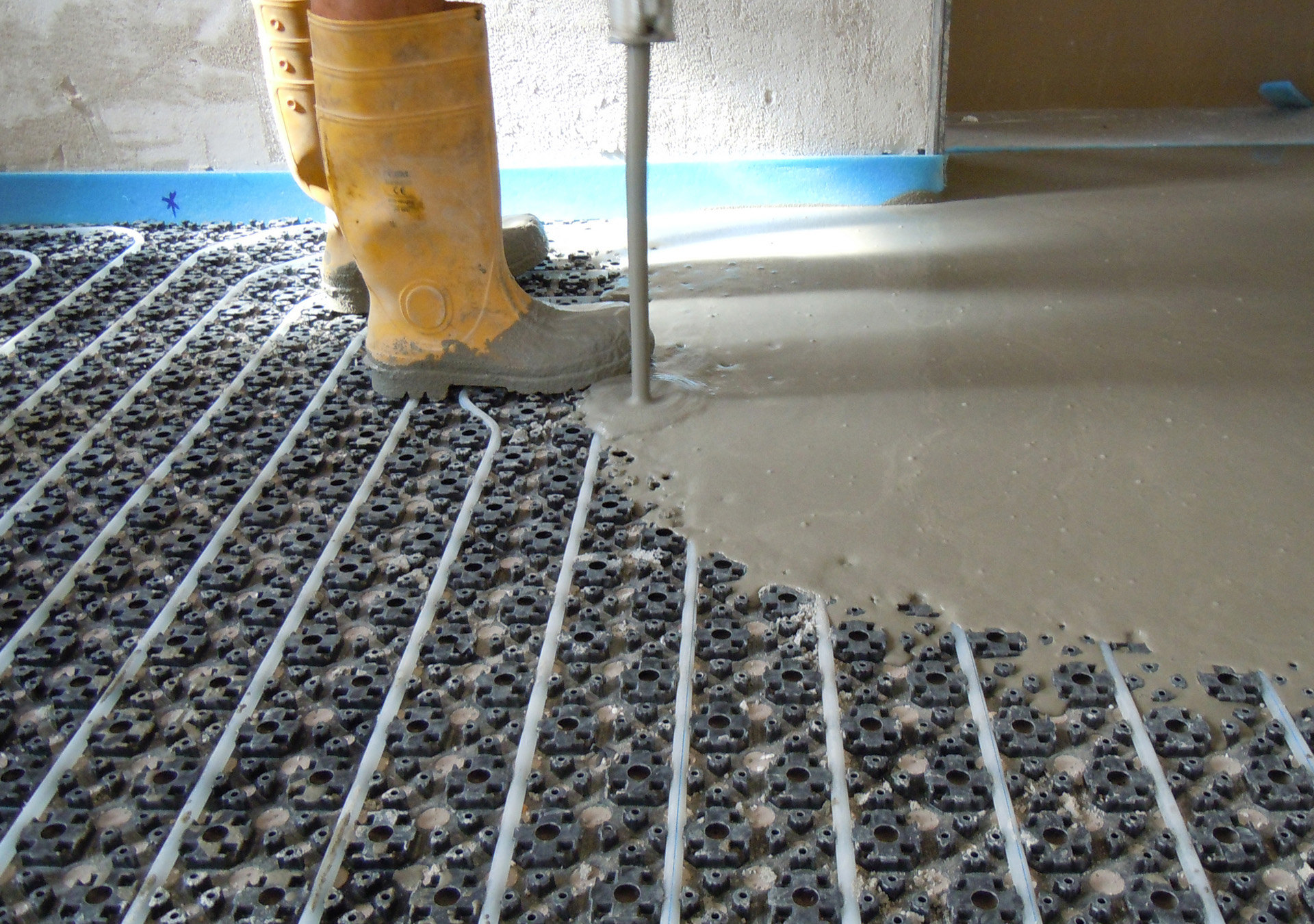 Riscaldamento e raffrescamento a pavimento: soluzioni tecniche per pavimenti radianti tradizionali e a basso spessore