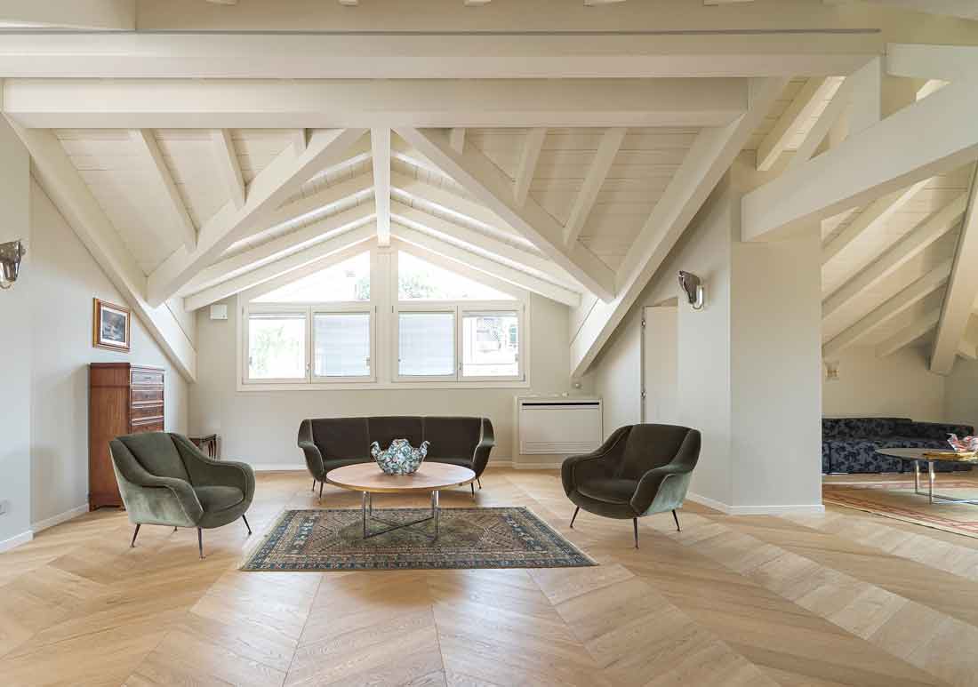 Tetti in legno per edifici residenziali in CA. Integrazione progettuale di luce, manti, sedum e off-site per un'architettura moderna ed economica
