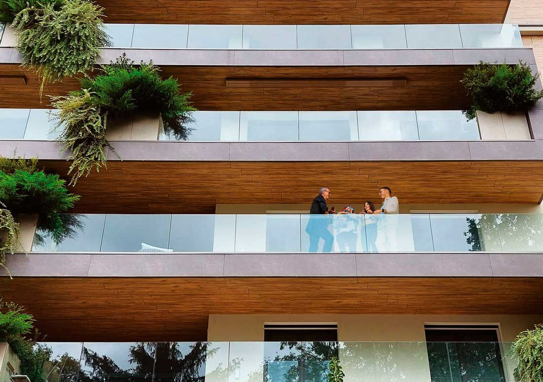 Vetro e sicurezza in Architettura. Innovazione, Normativa e Design per Parapetti e Pensiline