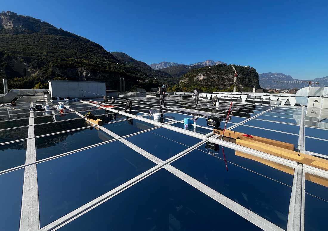 Il Progetto dei Tetti Vetrati: Coperture con Pellicole Solari e Impermeabilizzazione liquida armata a lunga durata