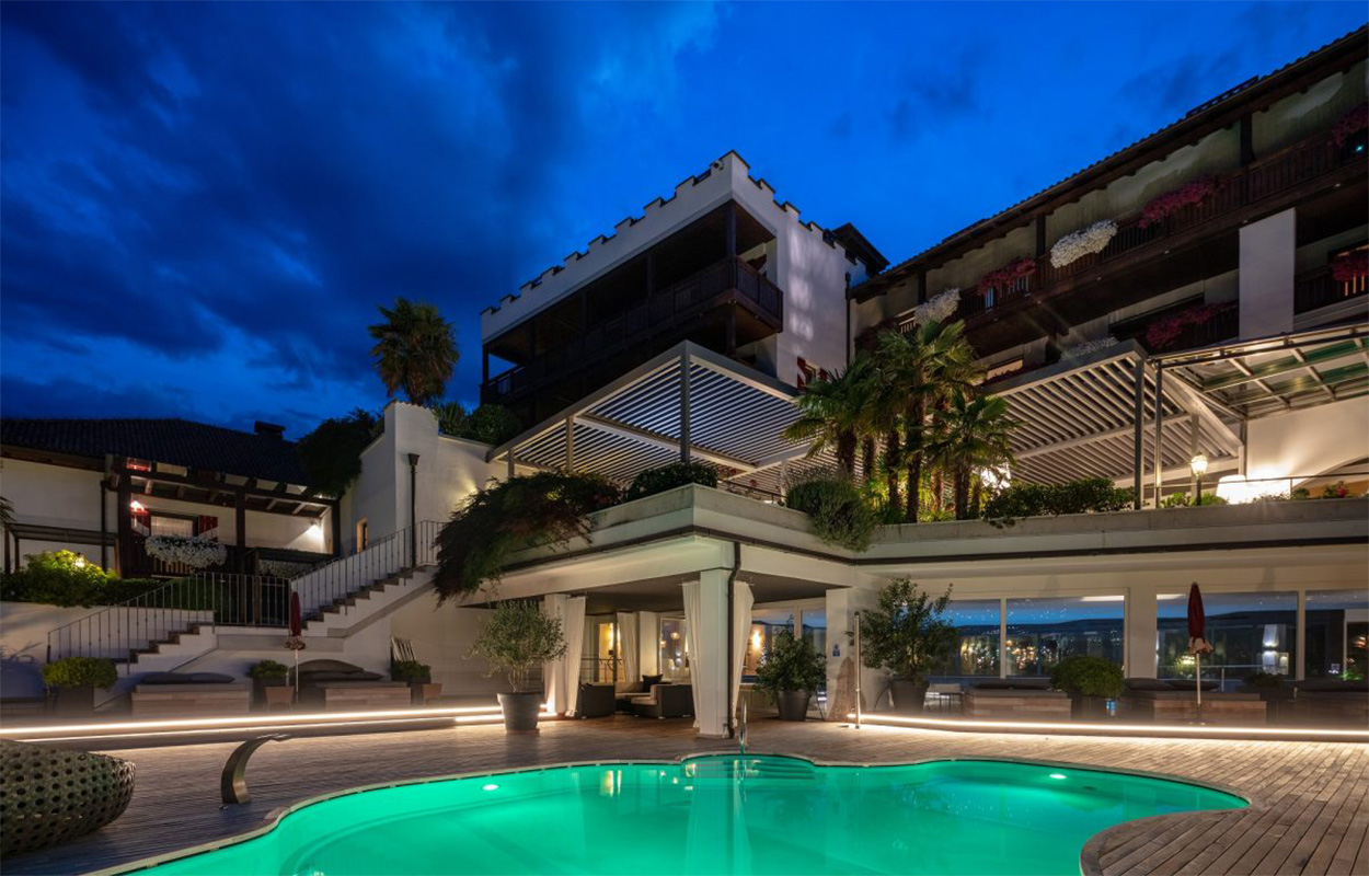 Ristrutturazione Di Un Hotel A Merano Pergole Bioclimatiche Per Un Estetica Rinnovata Renovationonweb Arkitectureonweb