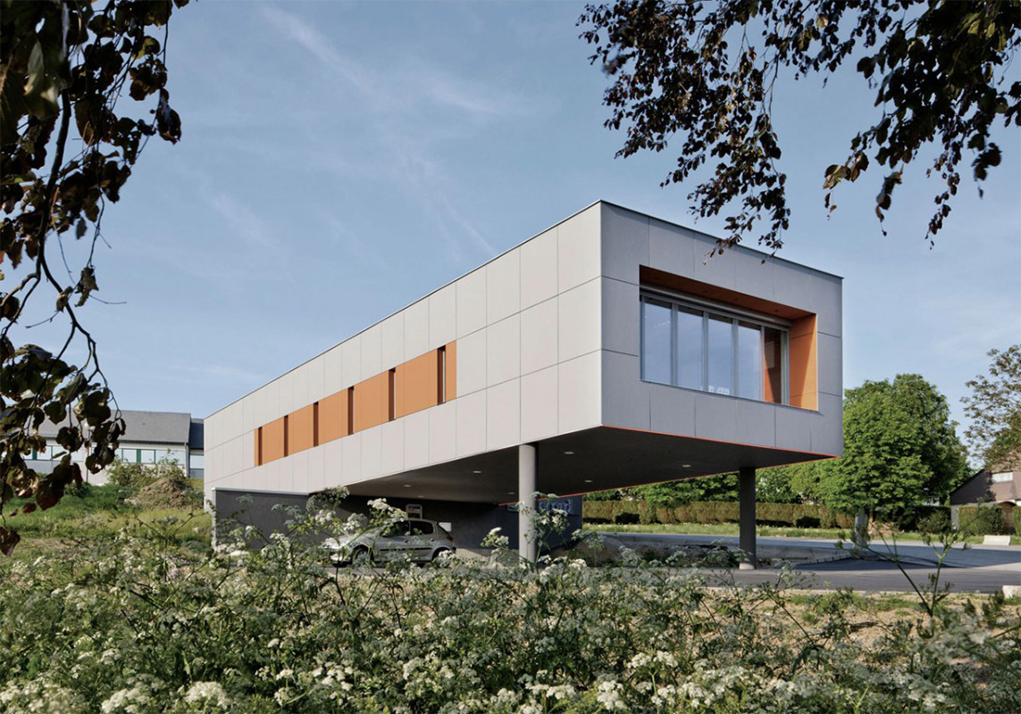 Facciata di edificio rivestita con pannelli in fibrocemento Equitone Pictura