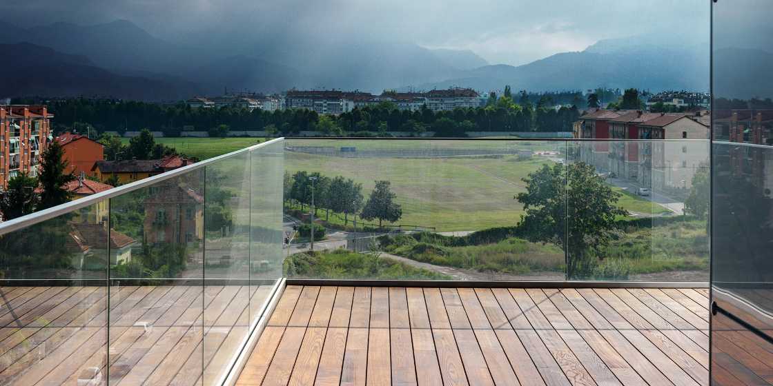 Balconi, terrazzi con parapetti a norma. Il progetto degli spazi esterni agibili tra sicurezza e comfort