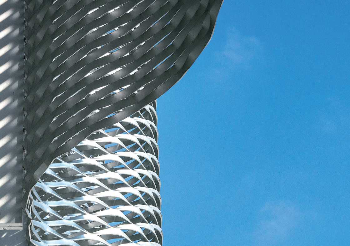 Forme aperte nel mondo dell'architettura. Il progetto delle facciate metalliche con lamiera stirata tra estetica e funzionalità