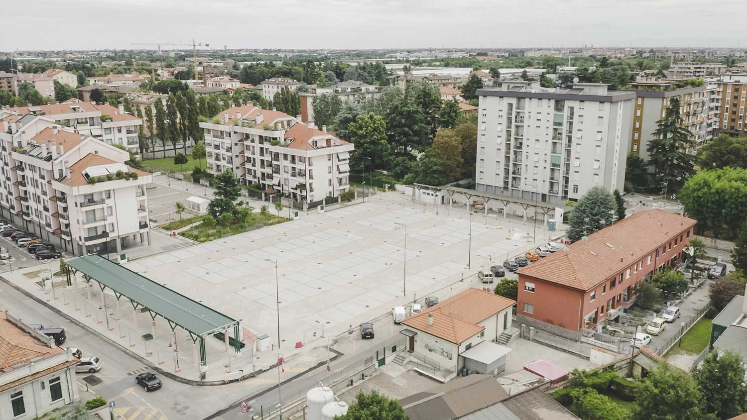 Piazza Europa di Villasanta. La nuova pavimentazione guida il processo di riqualificazione urbana