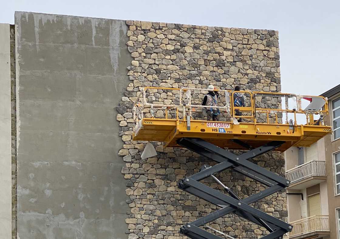 Rivestimento in pietra ricostruita su edifici con cappotto. Test del fuoco e soluzioni tecniche tra estetica, sicurezza e qualificazione energetica