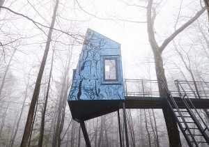 Cristal noir : une cabane dans les arbres en bois et métal aux États-Unis