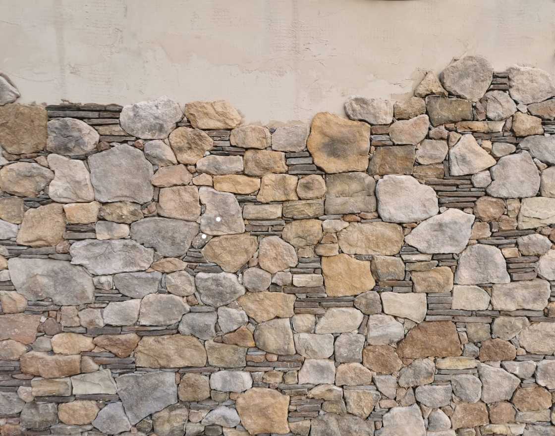 Finitions et revêtements dans le projet architectural (Murs en pierre reconstruite)
