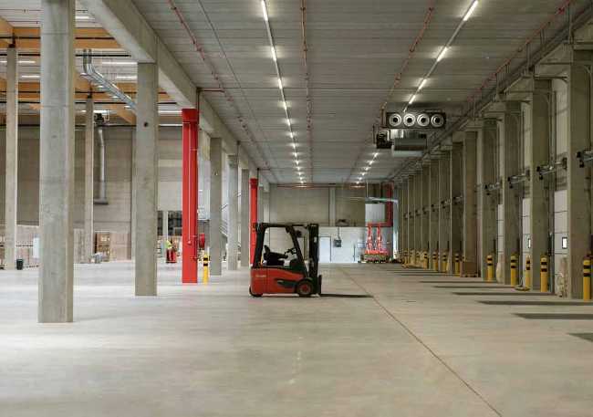 La progettazione con il Calcestruzzo Fibrorinforzato SFRC: innovazioni e applicazioni in platee e pavimentazioni industriali