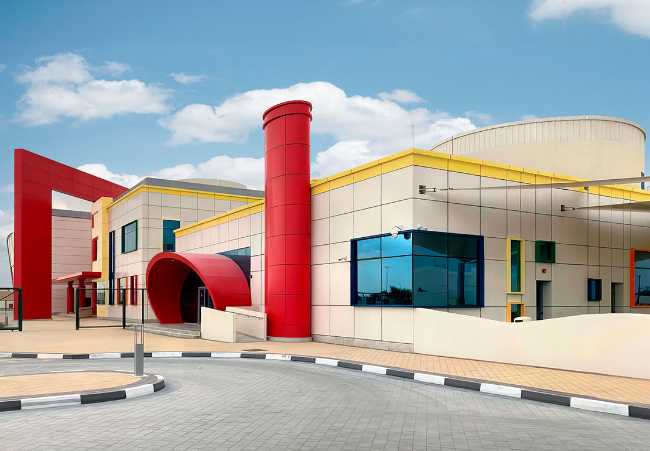 Bâtiment scolaire à Al-Laseeli : cahier blanc dans le désert