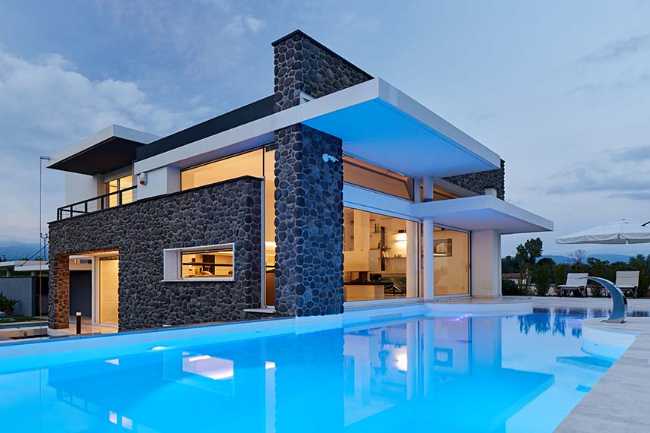 Là où l'eau reflète la lumière. Architecture en équilibre.