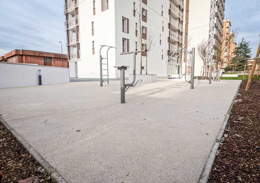 Pavimentazioni in resina per ambienti scolastici: sistemi innovativi per palestre, aule, aree gioco e spazi comuni
