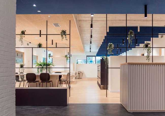 Riqualificazione degli spazi indoor: sistemi fonoassorbenti, comfort e design funzionale. Caso studio: da autofficina anni '20 a palestra e centro benessere