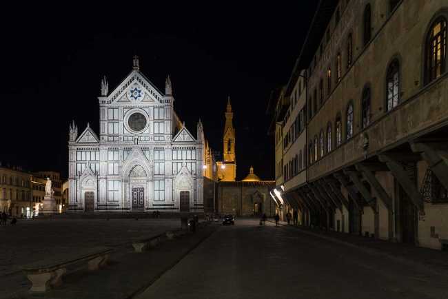 Éclairage de la façade de la Basilique Santa Croce à Florence