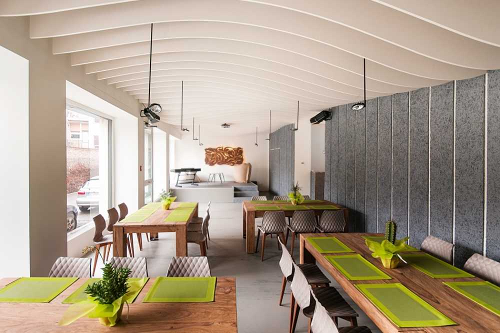 Isolated restaurant with acoustic insulation panels