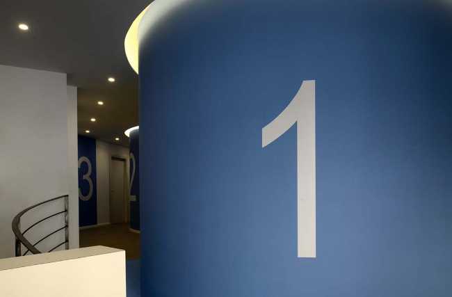 Des lignes courbes et de la couleur transforment un cabinet dentaire à Aversa