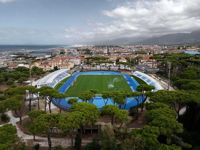 Entre la pinède et la mer : le nouveau Stade des Pins à Viareggio