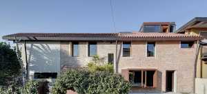 Entre des briques anciennes et du bois contemporain. Une maison qui renaît