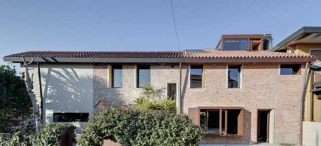 Entre des briques anciennes et du bois contemporain. Une maison qui renaît