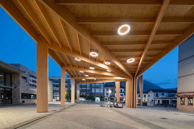 Espace urbain couvert à Alsasua: arbres urbains pour l'agrégation