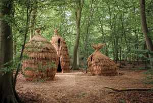 Les Chaumes. Créatures oniriques de paille habitent la forêt