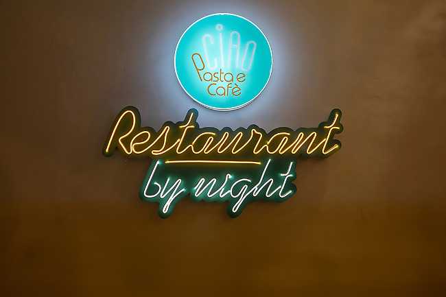 Bonjour Restaurant By Night, reflets dorés sur la côte amalfitaine