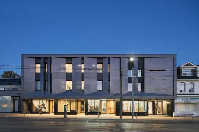 Suites résidentielles et commerces dans l'immeuble Broadview Terraces