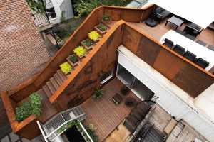 Lumière et intimité urbaine sculptées dans l'espace de la Maison De Lorimier