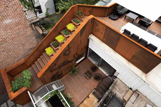 Lumière et intimité urbaine sculptées dans l'espace de la Maison De Lorimier