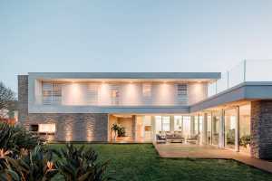 Maison Introvertie : refuge urbain calme et lumineux