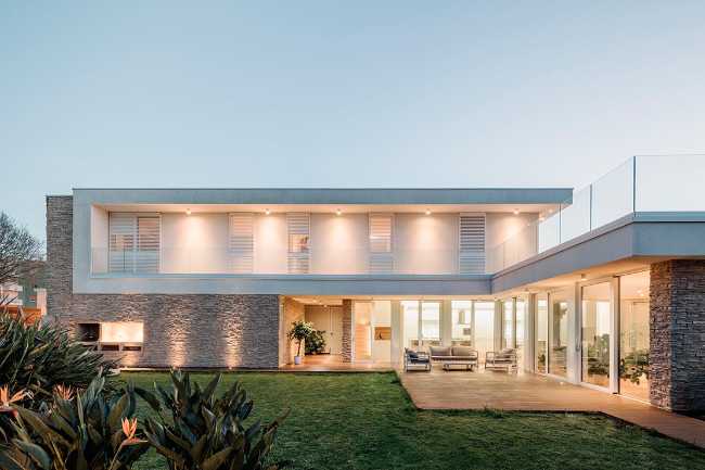 Maison Introvertie : refuge urbain calme et lumineux