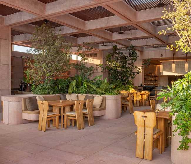 Rubra : espace, lumière et matière construisent un récit intime et immersif.