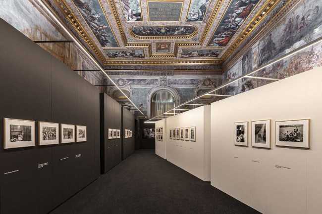 Mise en place de l'exposition Gianni Berengo Gardin : l'Italie se raconte