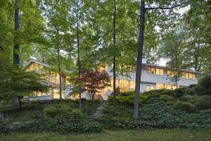 Sodon Lake House rénovée devient une demeure artistique