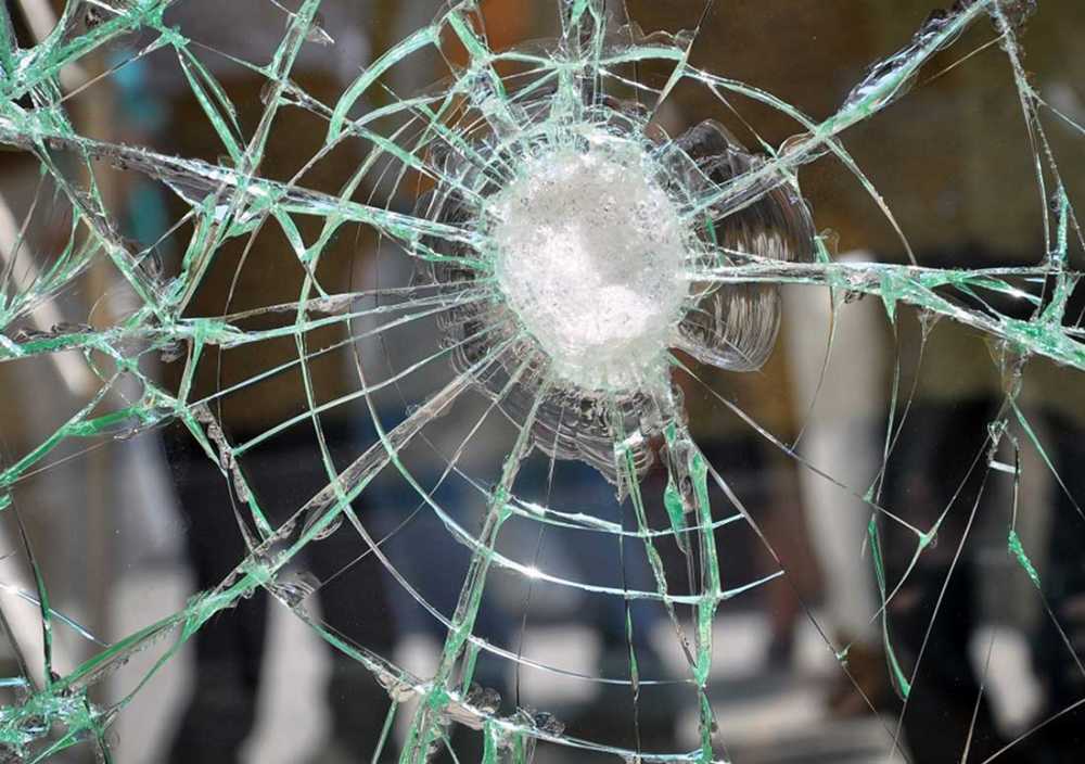 Sicurezza certificata delle vetrate negli ambienti di lavoro. Normative EN12600, Soluzioni Innovative e focus su Pellicole Antieffrazione e Antiesplosione