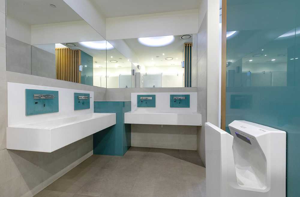 Bagni accessibili e durevoli per spazi ad alta affluenza