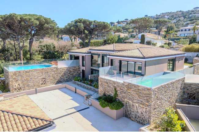 Vacances avec style : la pierre reconstituée est à l'honneur à Saint-Tropez