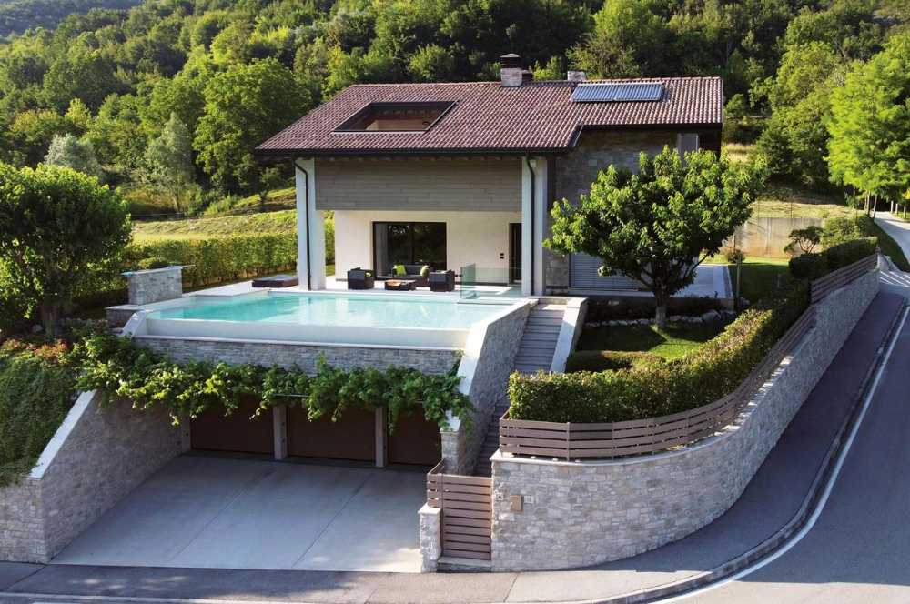Villa contemporaine en pierre reconstruite : dialogue entre nature et design
