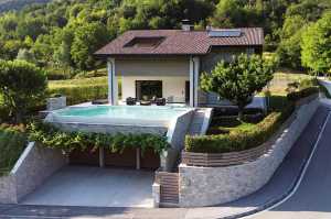 Villa contemporaine en pierre reconstruite : dialogue entre nature et design