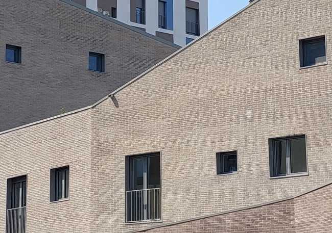 Il laterizio nel progetto architettonico contemporaneo. involucro e coperture tra CAM 2025, Direttiva Casa Green ed ESG