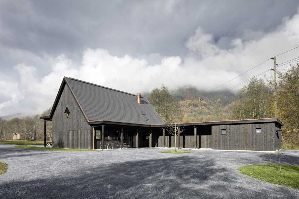 Edificio in legno tradizionale immerso nella natura svizzera