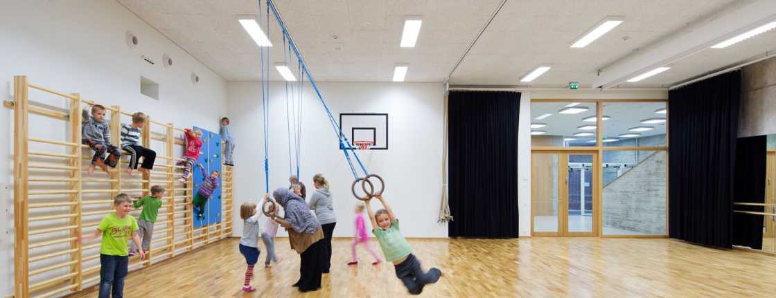 Palestra di un edificio scolastico isolata