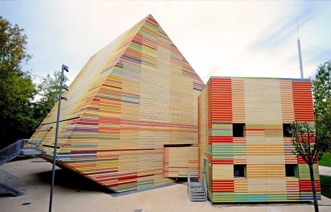 Auditorium in legno colorato a L'Aquila