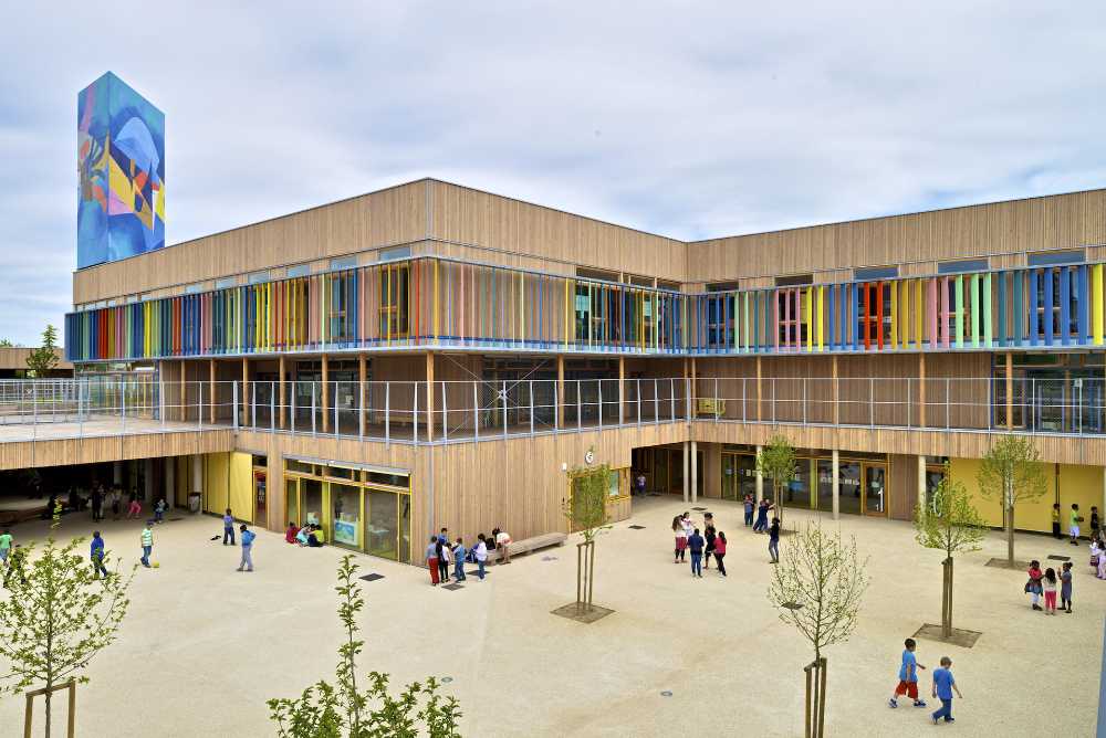 Scuola in legno colorato
