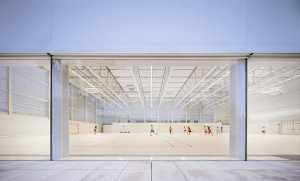 Padiglione polisportivo universitario di Madrid: luce e ampiezza